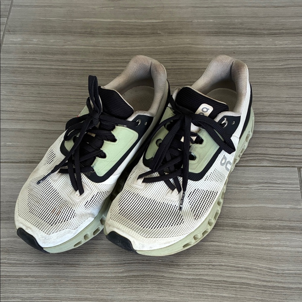 On Running women’s cloudstratus running shoes in size 6.5